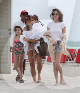 PEOPLE - Strand-Freiheit: Chrissy Teigen ohne BH am Miami Beach