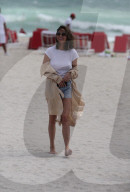 PEOPLE - Strand-Freiheit: Chrissy Teigen ohne BH am Miami Beach