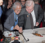 NEWS - Paris: Lech Walesa malt ein Bild mit Lin XianXiong