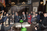 NEWS - Paris: Lech Walesa malt ein Bild mit Lin XianXiong