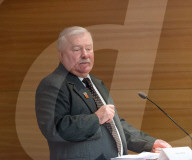 NEWS - Paris: Lech Walesa malt ein Bild mit Lin XianXiong