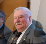 NEWS - Paris: Lech Walesa malt ein Bild mit Lin XianXiong