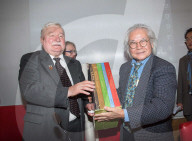 NEWS - Paris: Lech Walesa malt ein Bild mit Lin XianXiong