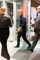 EXKLUSIV - Ed Sheeran muss seine "Goldene  Kamera" am Metalldetekor kurz aus der Hand geben