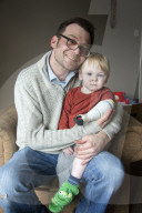 FEATURE - Vater kreiert Armprothese für seinen Sohn