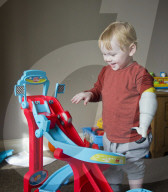 FEATURE - Vater kreiert Armprothese für seinen Sohn