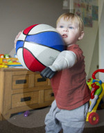 FEATURE - Vater kreiert Armprothese für seinen Sohn