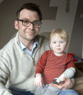 FEATURE - Vater kreiert Armprothese für seinen Sohn