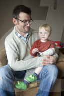 FEATURE - Vater kreiert Armprothese für seinen Sohn