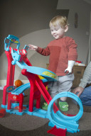 FEATURE - Vater kreiert Armprothese für seinen Sohn