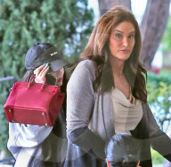 EXKLUSIV - Kylie Jenner betritt im Schutz von Caitlyn das Sushi-Restaurant