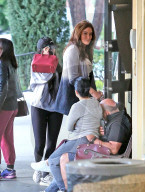 EXKLUSIV - Kylie Jenner betritt im Schutz von Caitlyn das Sushi-Restaurant