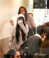 EXKLUSIV - Kylie Jenner betritt im Schutz von Caitlyn das Sushi-Restaurant