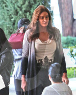 EXKLUSIV - Kylie Jenner betritt im Schutz von Caitlyn das Sushi-Restaurant