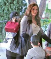 EXKLUSIV - Kylie Jenner betritt im Schutz von Caitlyn das Sushi-Restaurant
