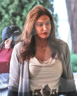 EXKLUSIV - Kylie Jenner betritt im Schutz von Caitlyn das Sushi-Restaurant
