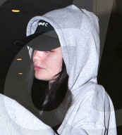 EXKLUSIV - Kylie Jenner betritt im Schutz von Caitlyn das Sushi-Restaurant