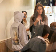 EXKLUSIV - Kylie Jenner betritt im Schutz von Caitlyn das Sushi-Restaurant