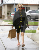 PEOPLE - Kaley Cuoco mit Fellpantoffel unterwegs zum Einkauf