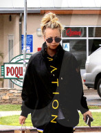 PEOPLE - Kaley Cuoco mit Fellpantoffel unterwegs zum Einkauf