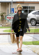 PEOPLE - Kaley Cuoco mit Fellpantoffel unterwegs zum Einkauf