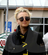 PEOPLE - Kaley Cuoco mit Fellpantoffel unterwegs zum Einkauf