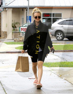 PEOPLE - Kaley Cuoco mit Fellpantoffel unterwegs zum Einkauf