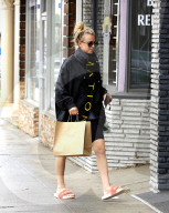 PEOPLE - Kaley Cuoco mit Fellpantoffel unterwegs zum Einkauf