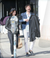 PEOPLE - Lana Del Rey hat viel zu Lachen beim Bummel mit einem Freund