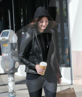 PEOPLE - Lana Del Rey hat viel zu Lachen beim Bummel mit einem Freund