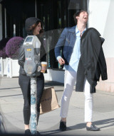 PEOPLE - Lana Del Rey hat viel zu Lachen beim Bummel mit einem Freund