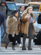 PEOPLE - Abigail Breslin im Partnerlook mit einer Freundin in Manhattan unterwegs
