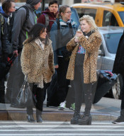 PEOPLE - Abigail Breslin im Partnerlook mit einer Freundin in Manhattan unterwegs