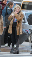 PEOPLE - Abigail Breslin im Partnerlook mit einer Freundin in Manhattan unterwegs