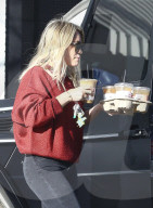 PEOPLE - Kaffepause für Hilary Duff