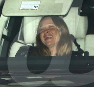 EXKLUSIV - Jennifer Aniston hat's lustig auf der Autofahrt