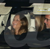 EXKLUSIV - Jennifer Aniston hat's lustig auf der Autofahrt