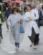 PEOPLE - Joan Collins bummelt am Leicester Squar in London