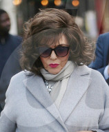 PEOPLE - Joan Collins bummelt am Leicester Squar in London