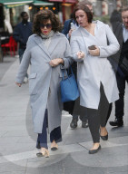 PEOPLE - Joan Collins bummelt am Leicester Squar in London