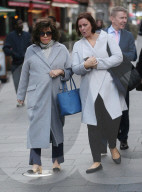 PEOPLE - Joan Collins bummelt am Leicester Squar in London