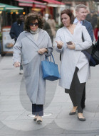 PEOPLE - Joan Collins bummelt am Leicester Squar in London