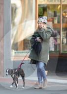 PEOPLE - Sienna Miller geht mit dem Hund Gassi