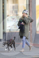 PEOPLE - Sienna Miller geht mit dem Hund Gassi