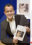 PEOPLE - Liebes-Aus mit Ehefrau: Dianas Butler Paul Burrell heiratet einen Mann