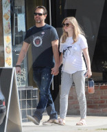 EXKLUSIV - Schwangere Amanda Seyfried spaziert mit Mann Thomas durch Hollywood