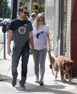 EXKLUSIV - Schwangere Amanda Seyfried spaziert mit Mann Thomas durch Hollywood