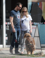 EXKLUSIV - Schwangere Amanda Seyfried spaziert mit Mann Thomas durch Hollywood