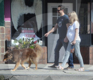 EXKLUSIV - Schwangere Amanda Seyfried spaziert mit Mann Thomas durch Hollywood