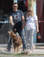 EXKLUSIV - Schwangere Amanda Seyfried spaziert mit Mann Thomas durch Hollywood